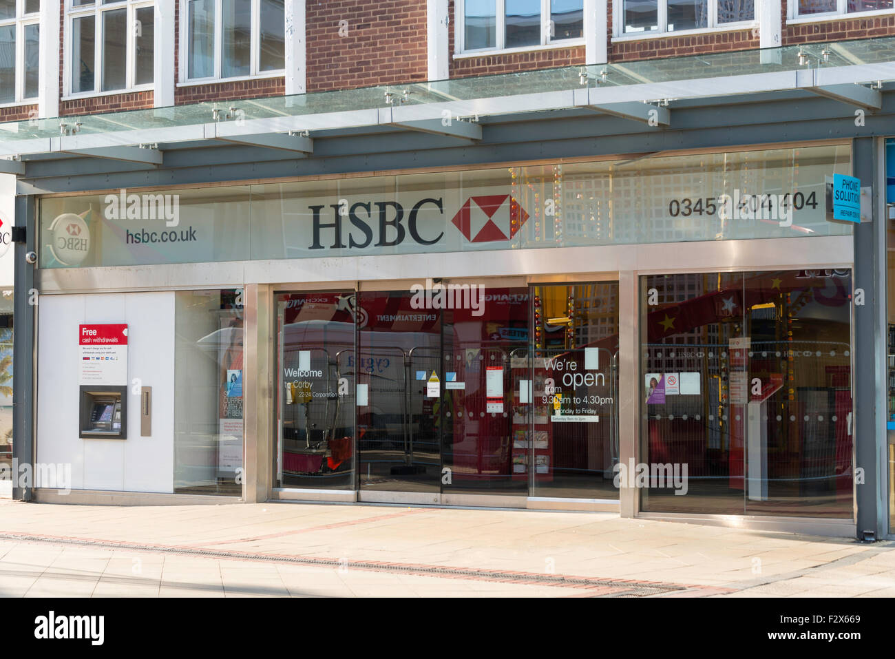 HSBC Bank, Willow Place Shopping Center, Corby, Northamptonshire, Inglaterra, Reino Unido Foto de stock