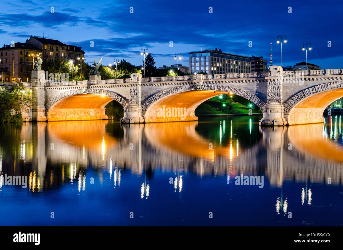 Turín (Torino), Puente Umberto I y el río Po a la hora azul Foto de stock