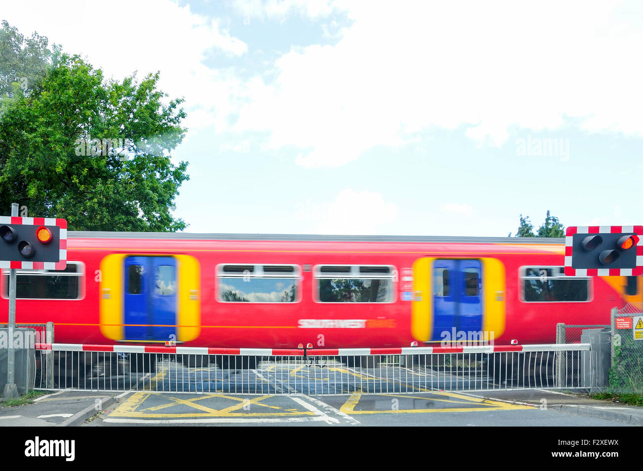 Tren South West pasando cruce de calle, Datchet, Buckinghamshire, Inglaterra, Reino Unido Foto de stock