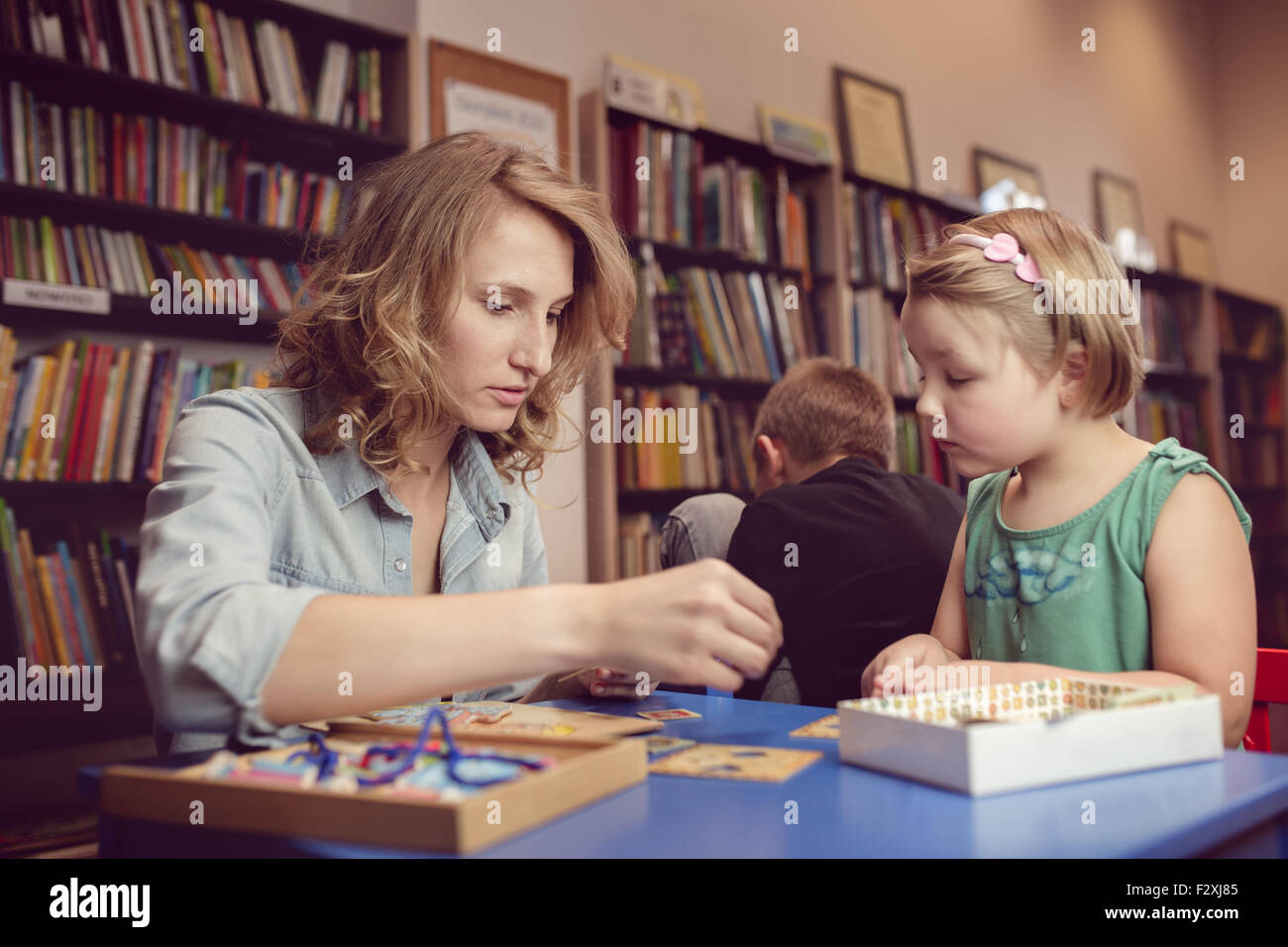 Retrato de un par de niños en el aula, jugando y educando Fotografía de  stock - Alamy