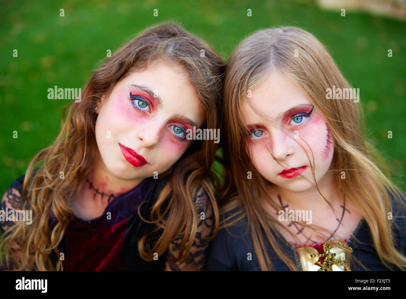 Maquillaje de Halloween Kid Sister chicas ojos azules en el patio de césped  al aire libre Fotografía de stock - Alamy