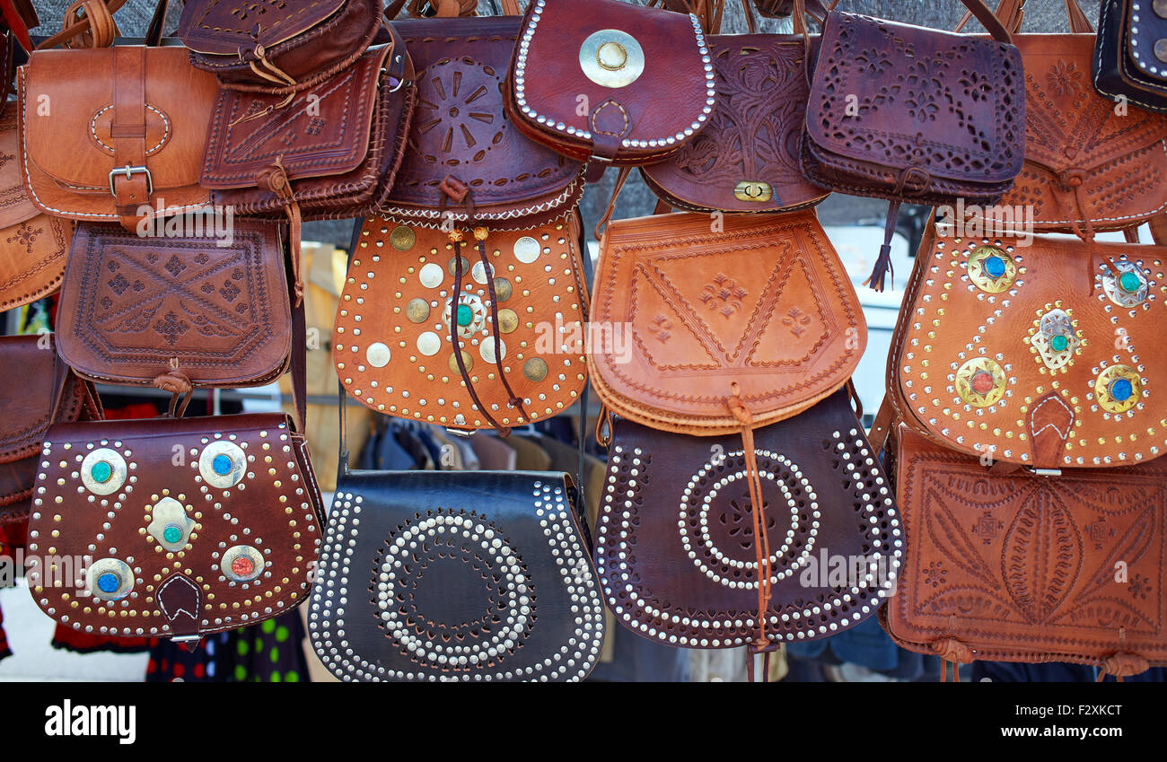 hará Desnatar cero Bolsos de cuero marroquí en una fila en el mercado al aire libre Fotografía  de stock - Alamy