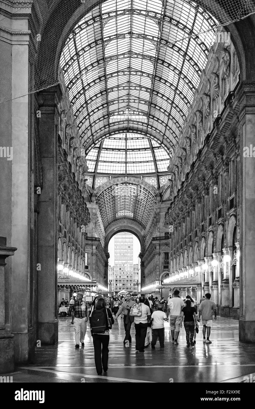 Milán, Italia - 26 de agosto de 2013: Algunas personas caminando en la Galleria Vittorio Emanuele II, en el centro de Milán. Foto de stock