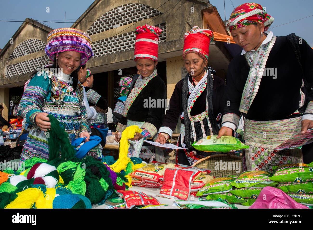 Tribu de la etnia hmong, ir de compras al mercado Muong Hum, Vietnam. Foto de stock