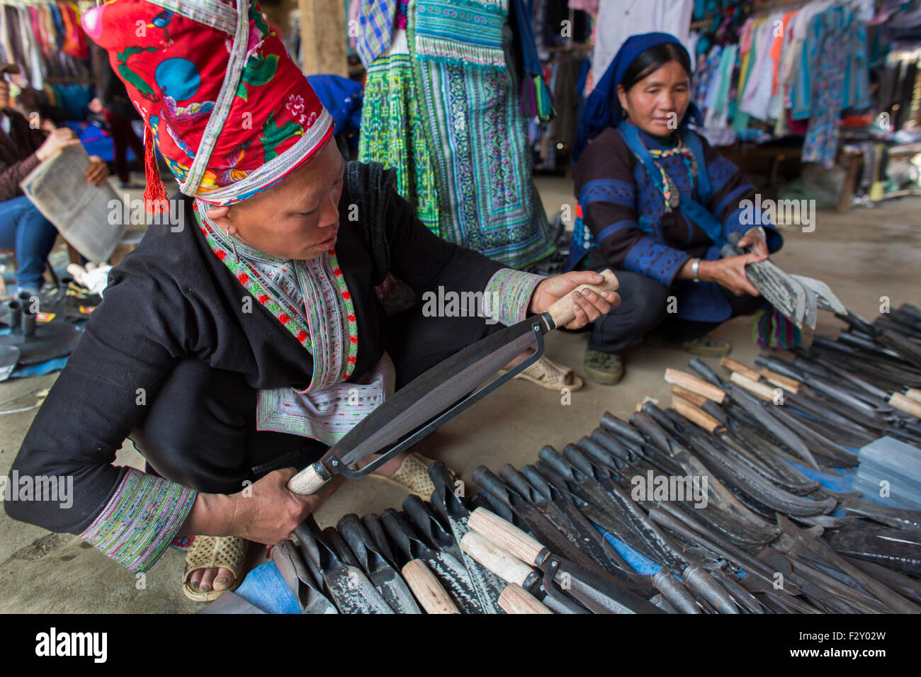 Tribu de la etnia hmong, ir de compras al mercado Muong Hum, Vietnam. Foto de stock
