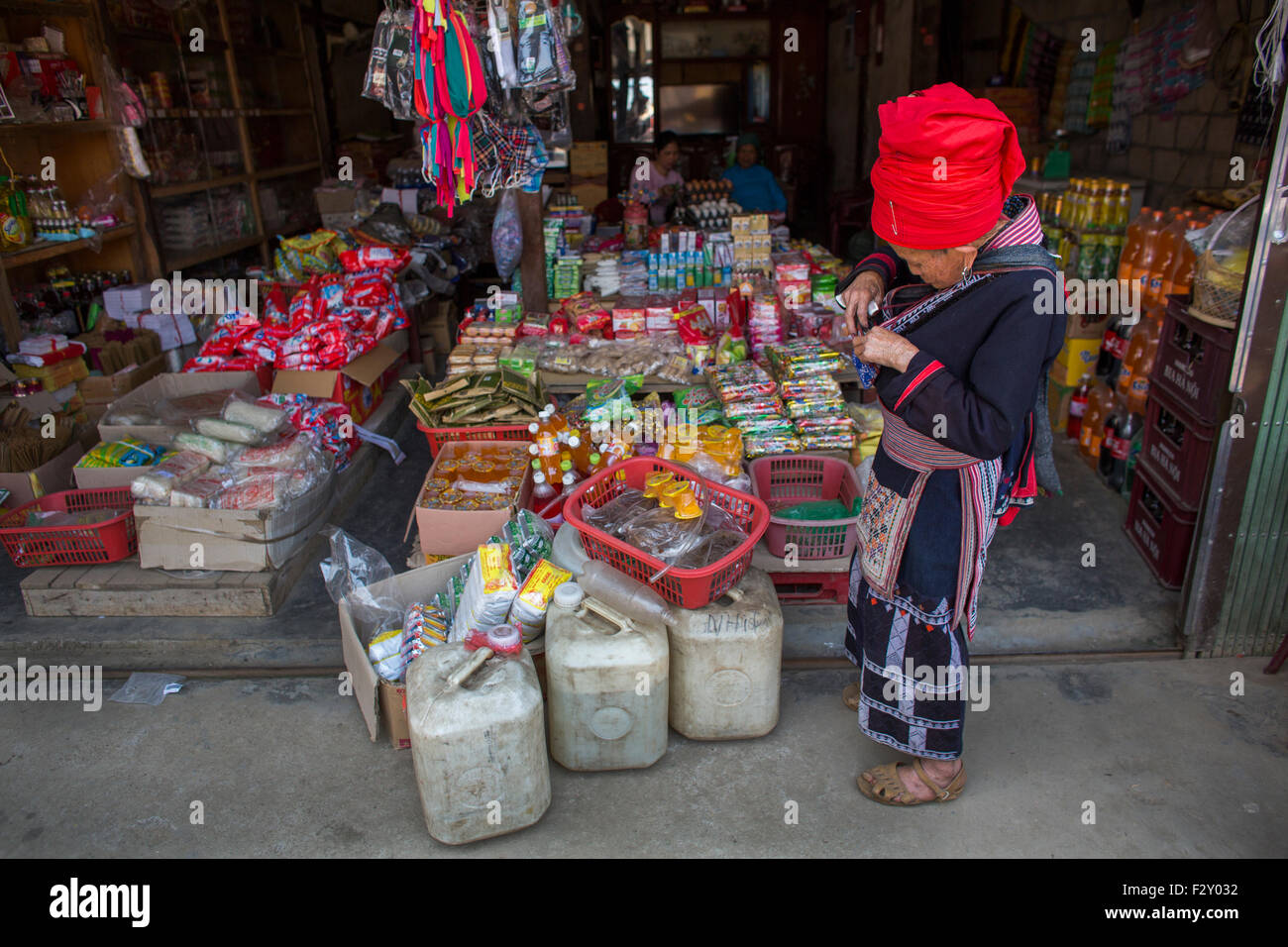 Tribu de la etnia hmong, ir de compras al mercado Muong Hum, Vietnam. Foto de stock