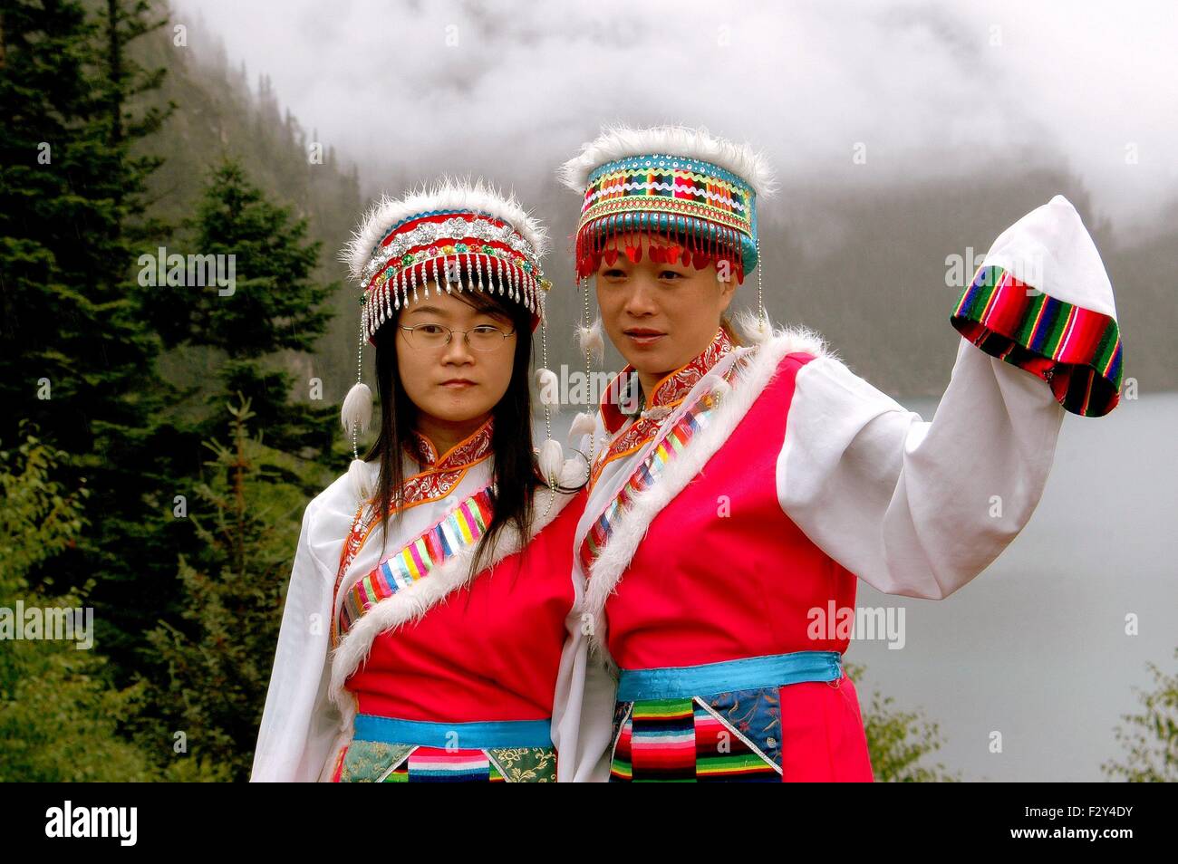 Jiu Zhai Gou / Sichuan, China: Dos mujeres chinas vistiendo ropa tradicional de Chiang con vistas de largo Lago Foto de stock