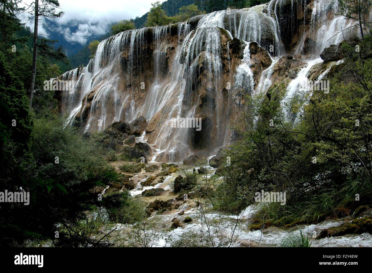 Jiu Zhai Gou /Sichuan, China: espectacular cascada de cardumen Perla Jiu Zhai Gou panorámica del Parque Nacional Foto de stock