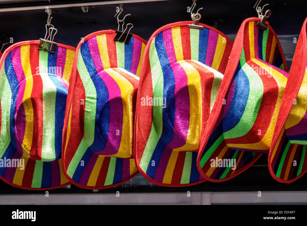 Sombreros del arco iris fotografías e imágenes de alta resolución - Alamy