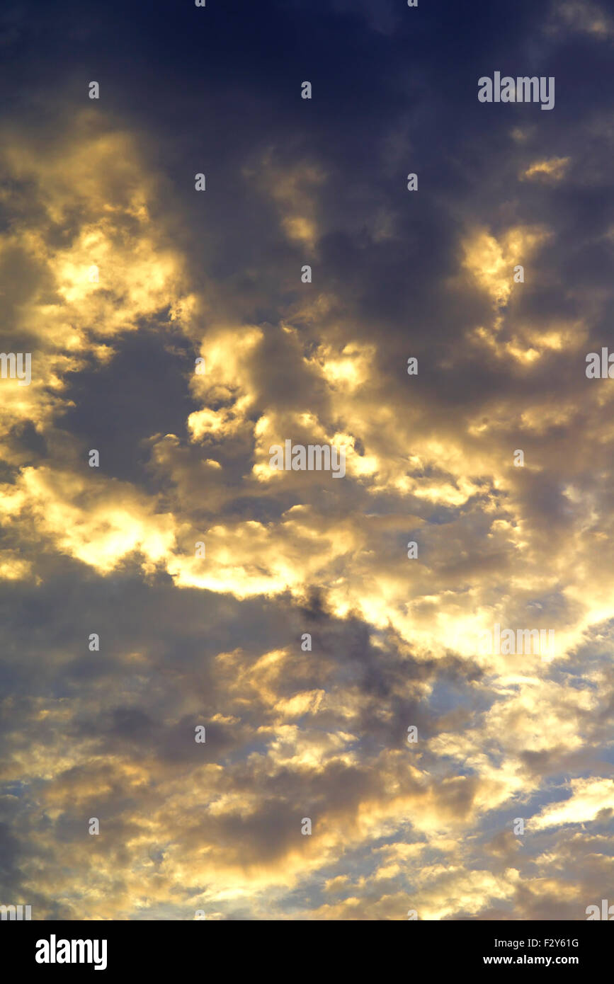 Sol espectacular con vivos de nubes en el cielo. Foto de stock