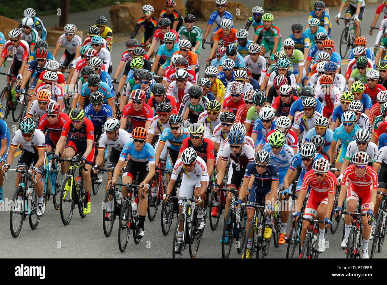 RICHMOND, Virginia, el 25 de septiembre del 2015. El pelotón carreras en Richmond, Virginia's Dock Street durante los Campeonatos del Mundo de carretera UCI hombres menores de 23 Road Race. Crédito: Ironstring/Alamy Live News Foto de stock