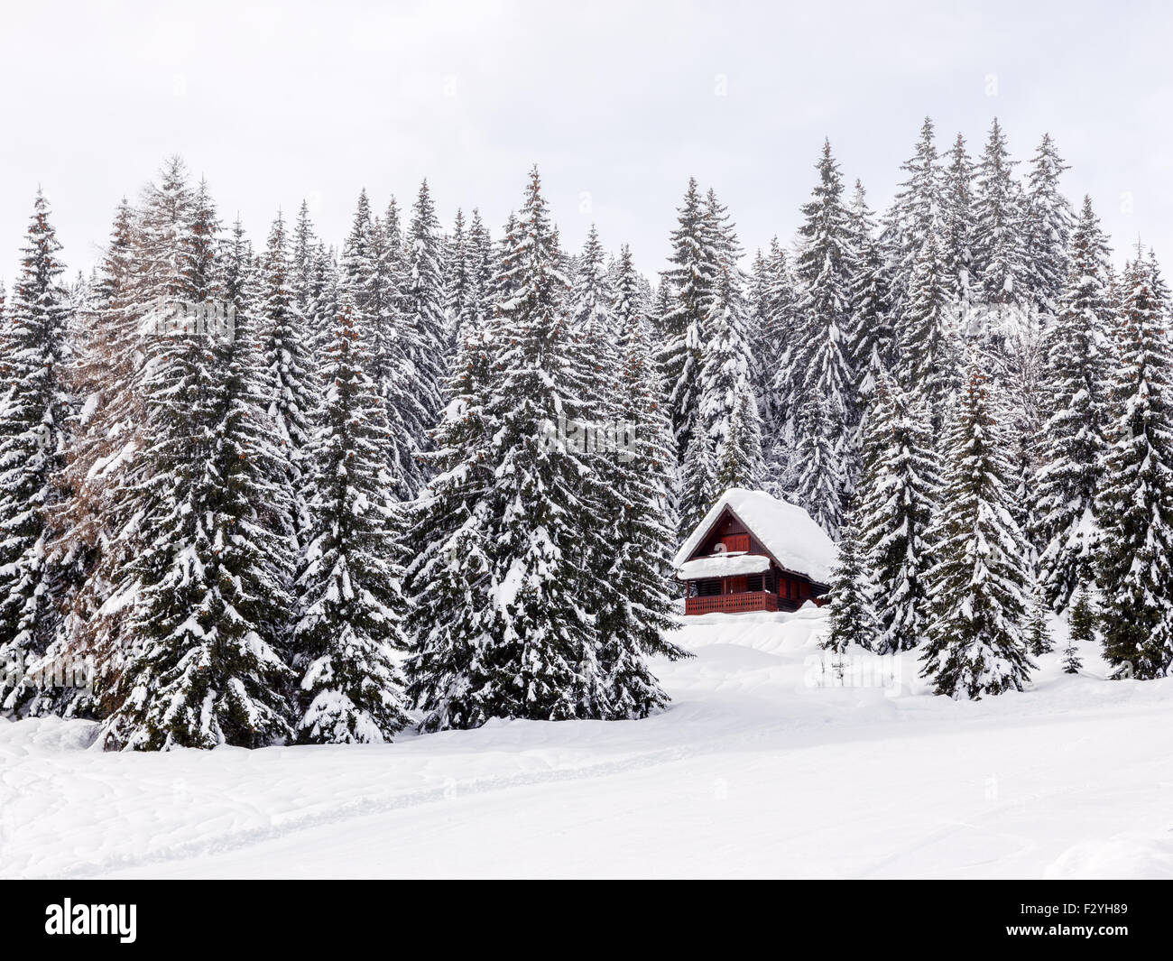 Casa de vacaciones de invierno en Eslovenia alpes-Europa Foto de stock