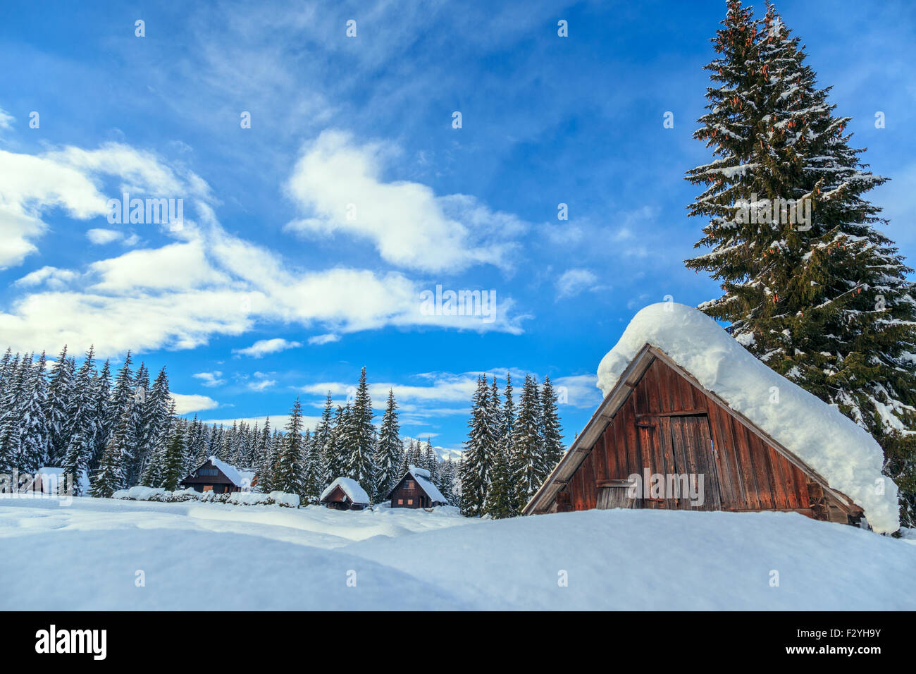Casa de vacaciones de invierno en Eslovenia alpes-Europa Foto de stock
