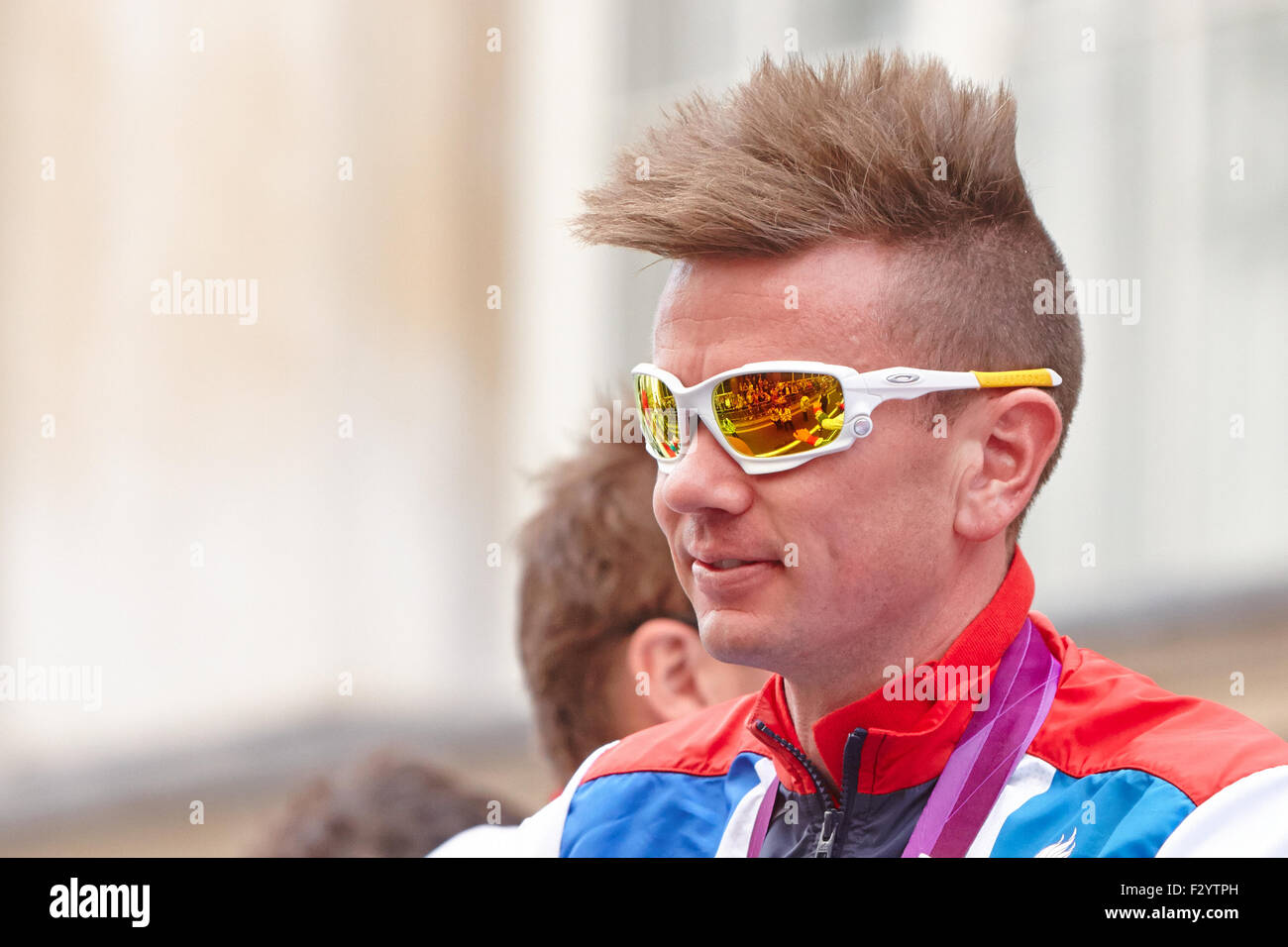 Atleta con gafas de sol durante los Juegos Olímpicos y Paralímpicos de  desfile de los atletas Fotografía de stock - Alamy