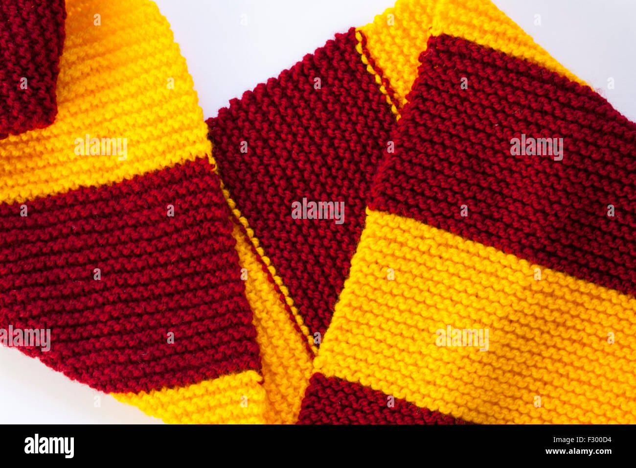 Estilo Harry Potter bufanda de punto marrón y amarillo sobre fondo blanco  Fotografía de stock - Alamy