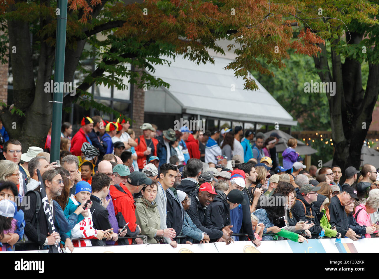 RICHMOND, Virginia, 26 de septiembre de 2015. Los fans se reúnen en Richmond, Virginia's East Broad Street durante los Campeonatos del Mundo de carretera UCI 2015 Crédito: Ironstring/Alamy Live News Foto de stock