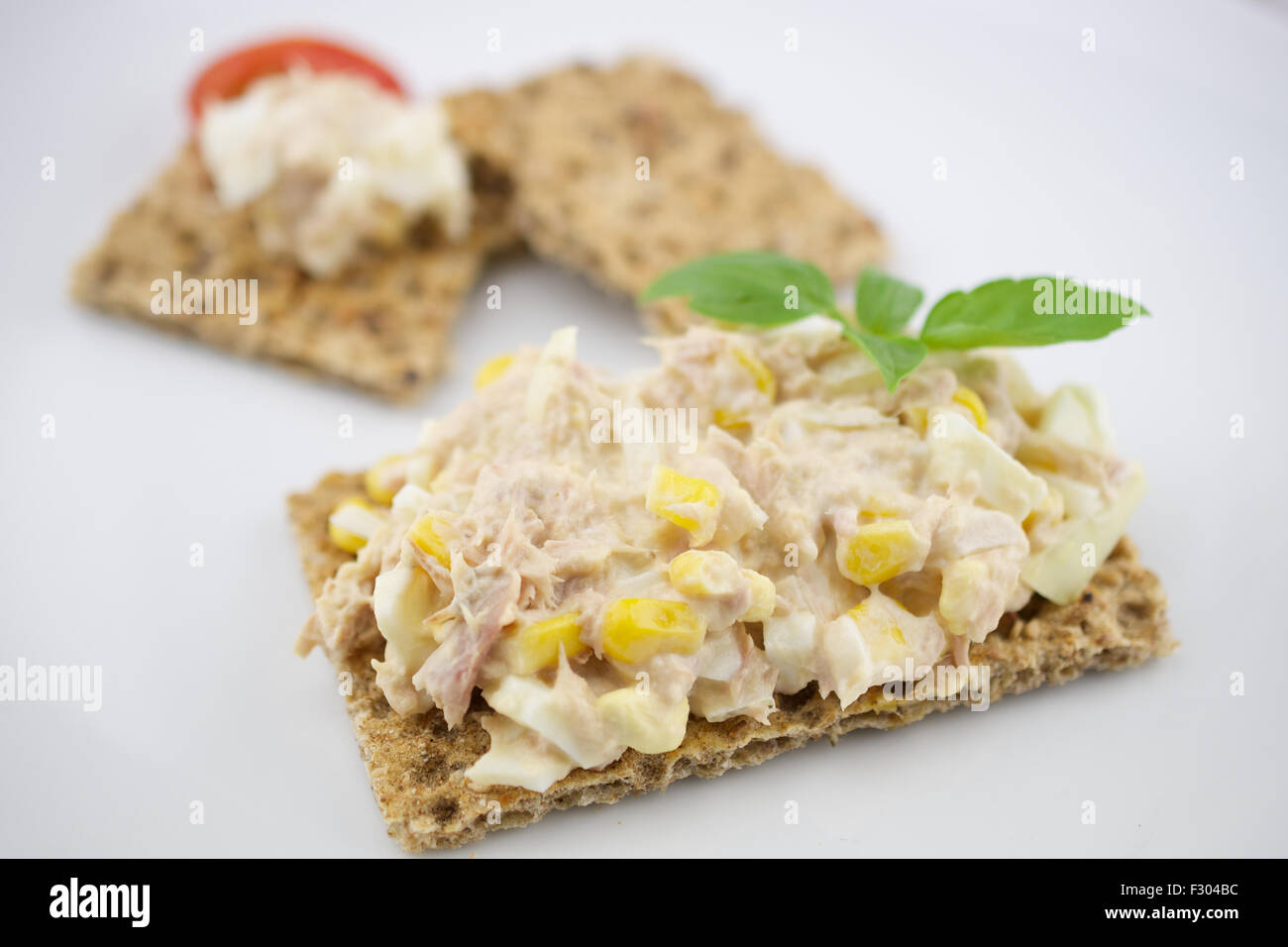 Multigrain pan crujiente y una ensalada de atún Foto de stock