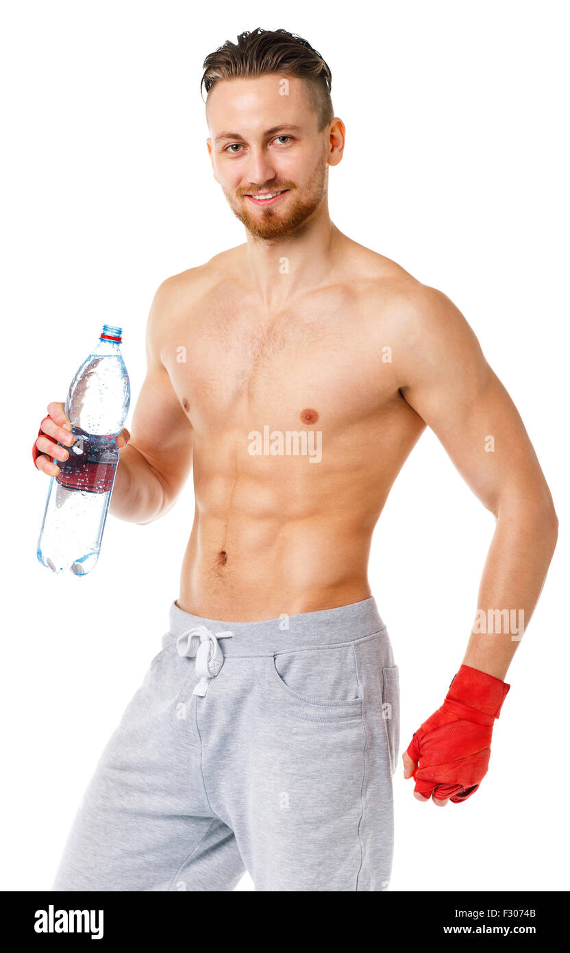 Deporte atractivo hombre vestido con vendas de boxeo y beber agua fresca en el fondo blanco. Foto de stock