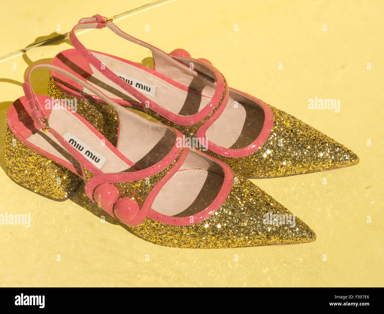 Zapatos de cuero de correa negra con piel sintética y medias amarillas en  los pies de niña Fotografía de stock - Alamy