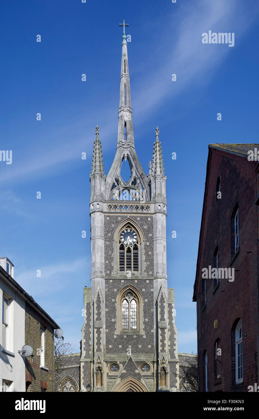Faversham, Iglesia de Santa María de la Caridad, Kent. Torre y campanario Foto de stock