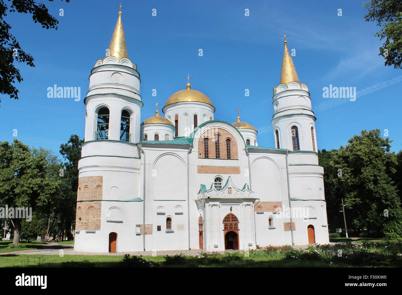 Hermosa iglesia en Chernihiv Spaso-Preobrazhenska ciudad sobre un fondo de cielo azul Foto de stock