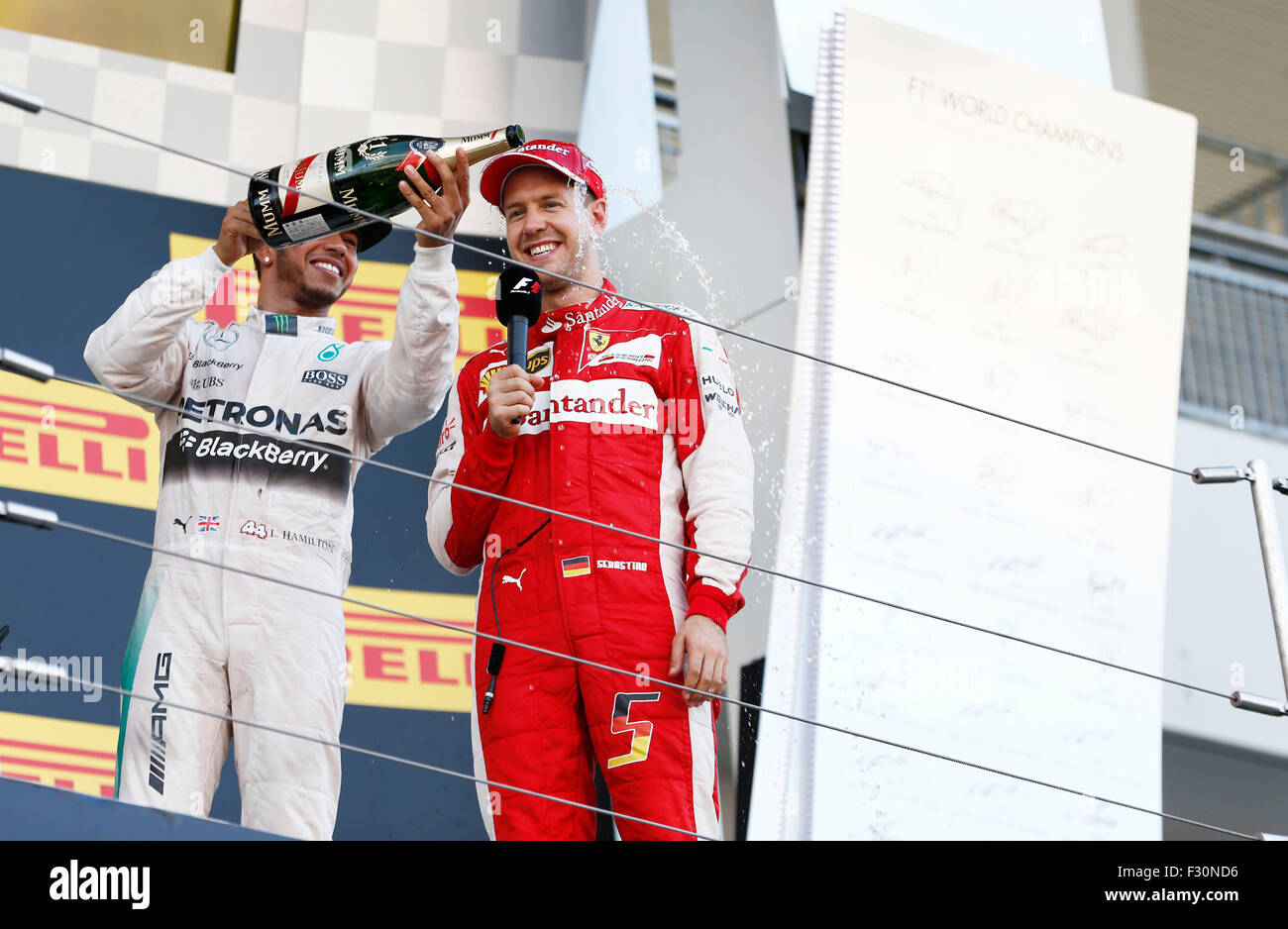 Automovilismo: Campeonato del Mundo de Fórmula Uno FIA 2015, el Gran Premio de Japón, #44 Lewis Hamilton (GBR, Mercedes AMG Petronas Formula One Team), #5 Sebastian Vettel (GER, la Scuderia Ferrari), Foto de stock
