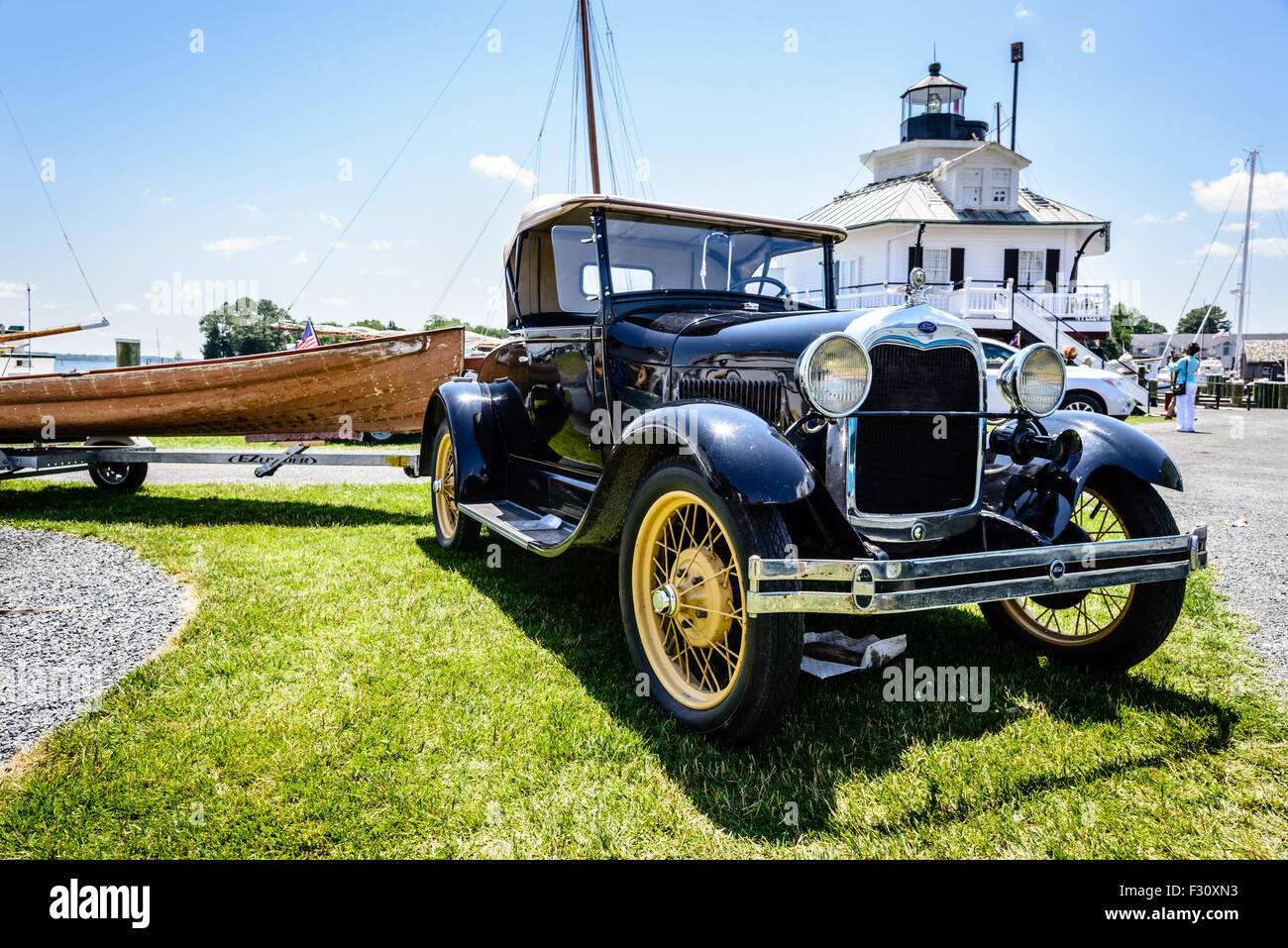 Un modelo de 2 puertas Ford roadster remolque embarcación de madera