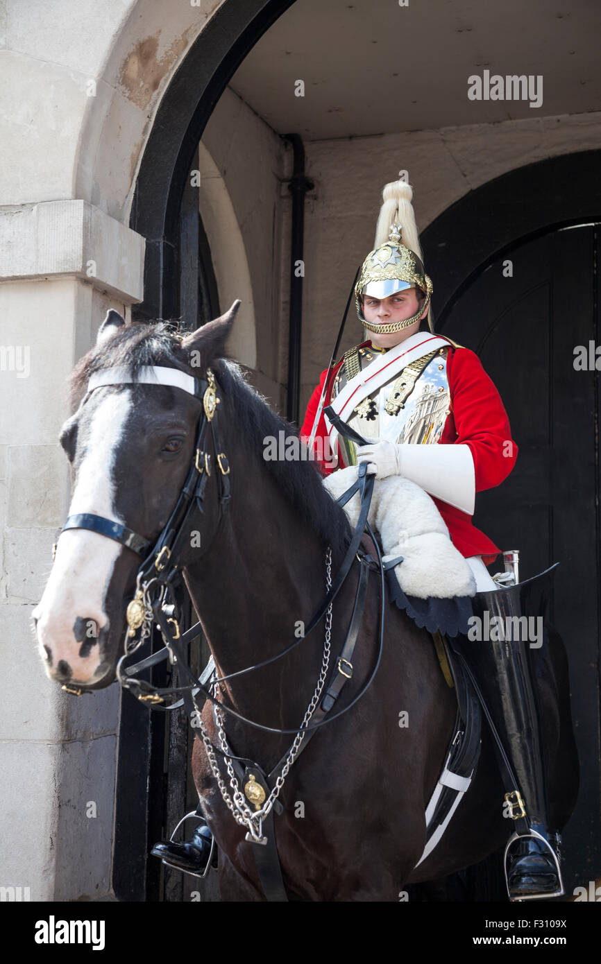 Soldado montado a caballo de los guardias de servicio en Whitehall, Londres, Inglaterra, Reino Unido. Foto de stock