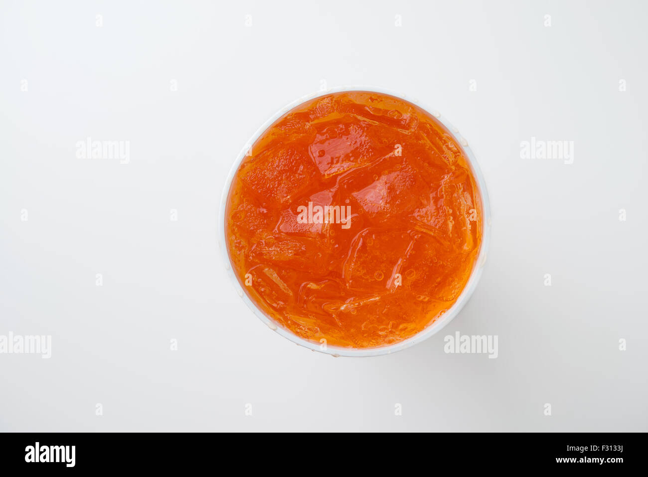 Refresco de naranja en vaso desechable Foto de stock