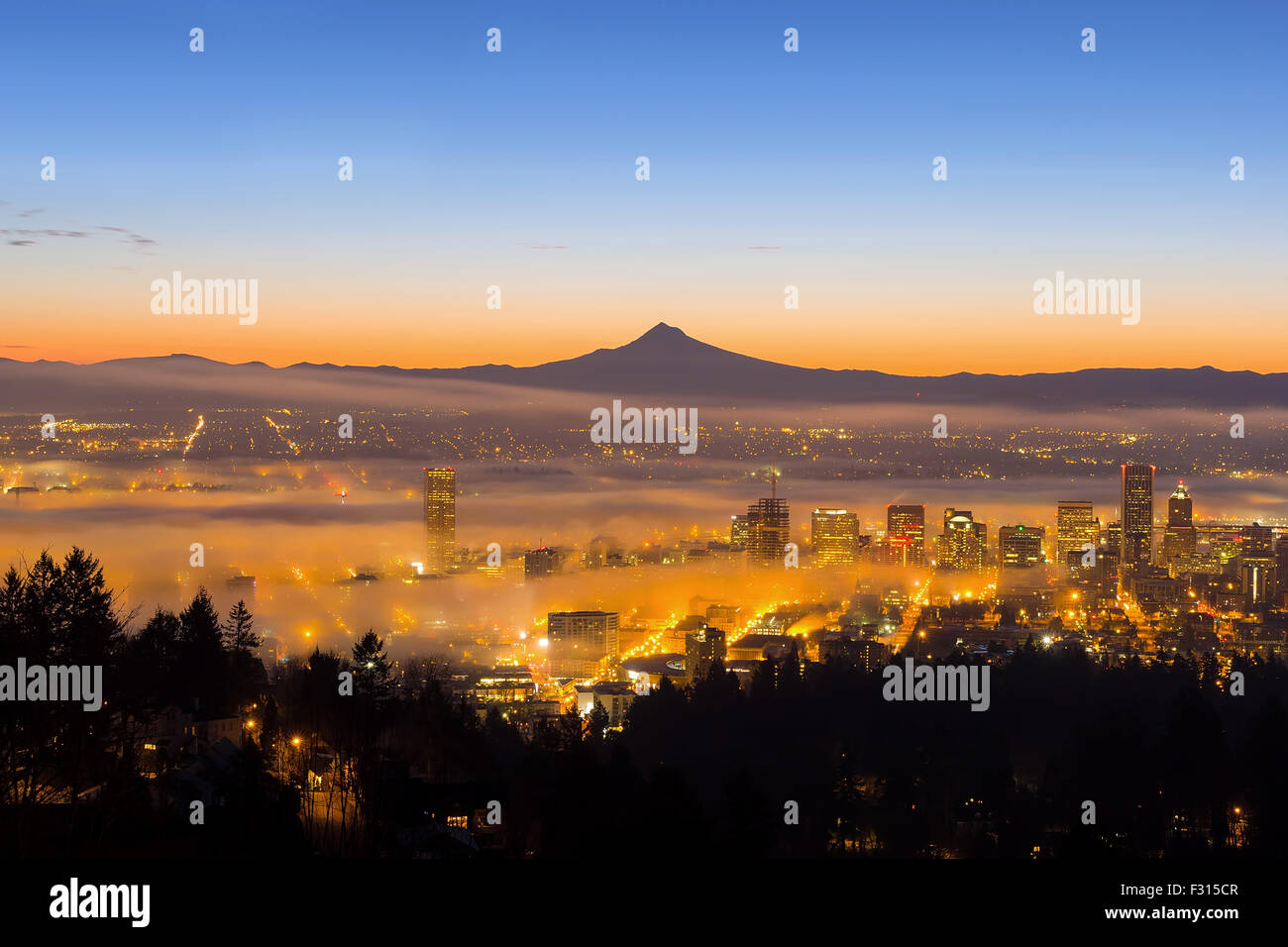 El centro de Portland, Oregón, ciudad con la silueta del Monte Hood cubierto de niebla baja durante el amanecer Foto de stock