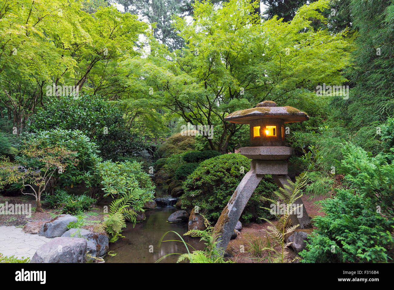 Linterna de piedra, iluminada con velas en el Jardín Japonés de Portland en la noche Foto de stock