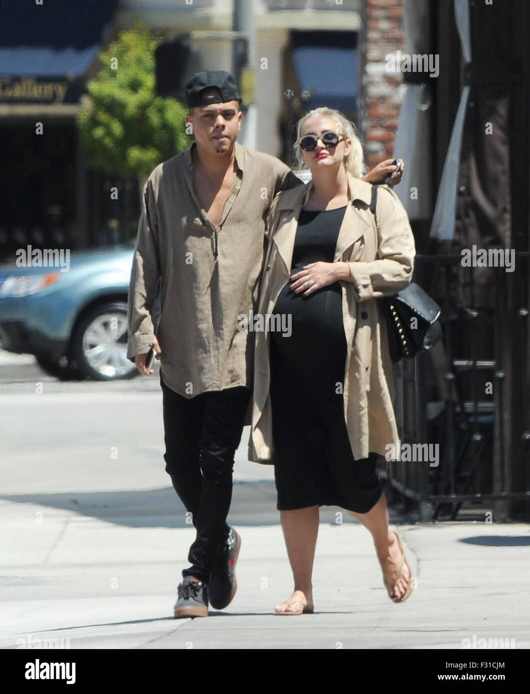 Ashlee Simpson embarazada obtiene un apasionado beso de su marido Evan Ross  después de almorzar en Rocco's Tavern en Studio City. La pareja también fue  a recoger suministros en Bed Bath y