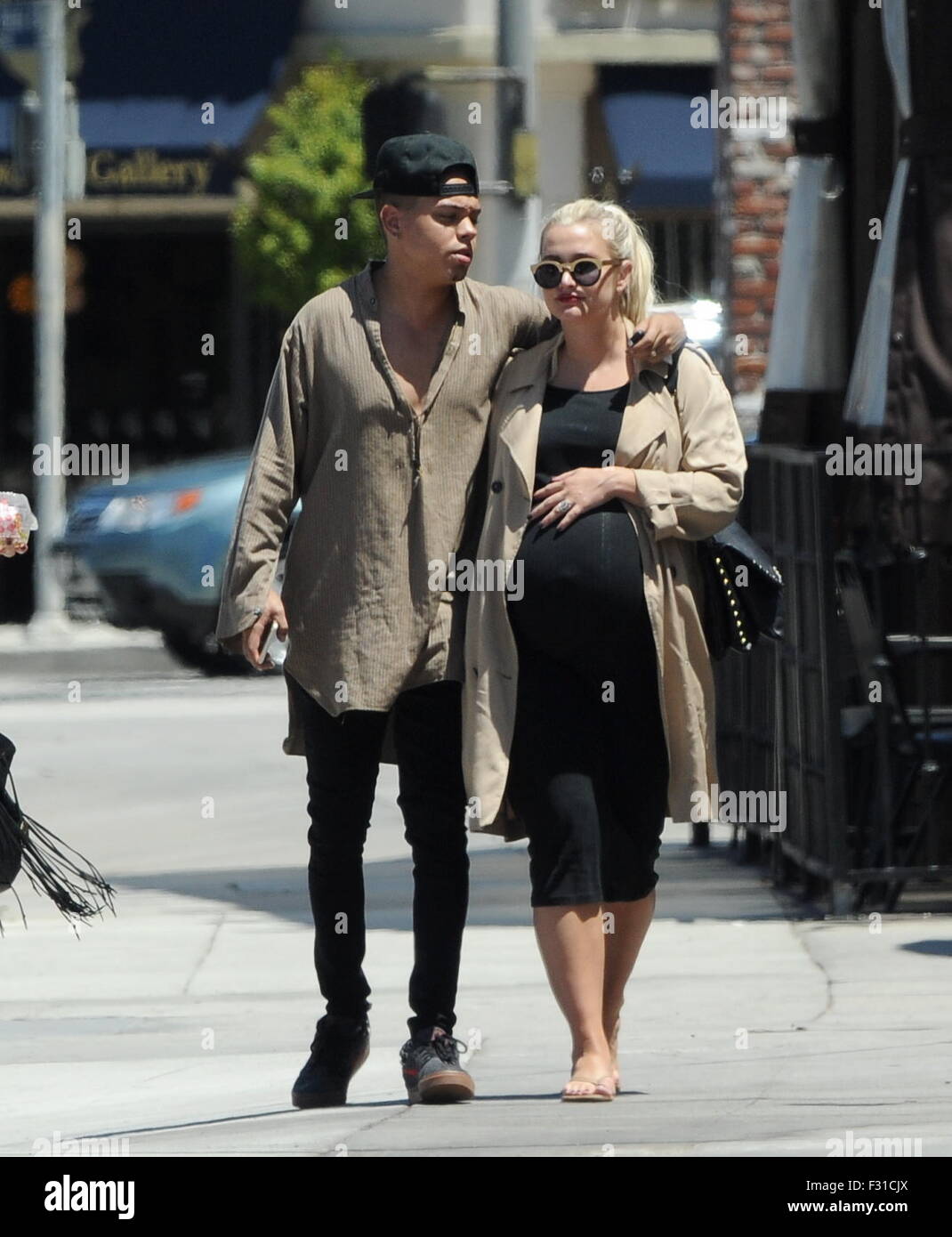 Ashlee Simpson embarazada obtiene un apasionado beso de su marido Evan Ross  después de almorzar en Rocco's Tavern en Studio City. La pareja también fue  a recoger suministros en Bed Bath y