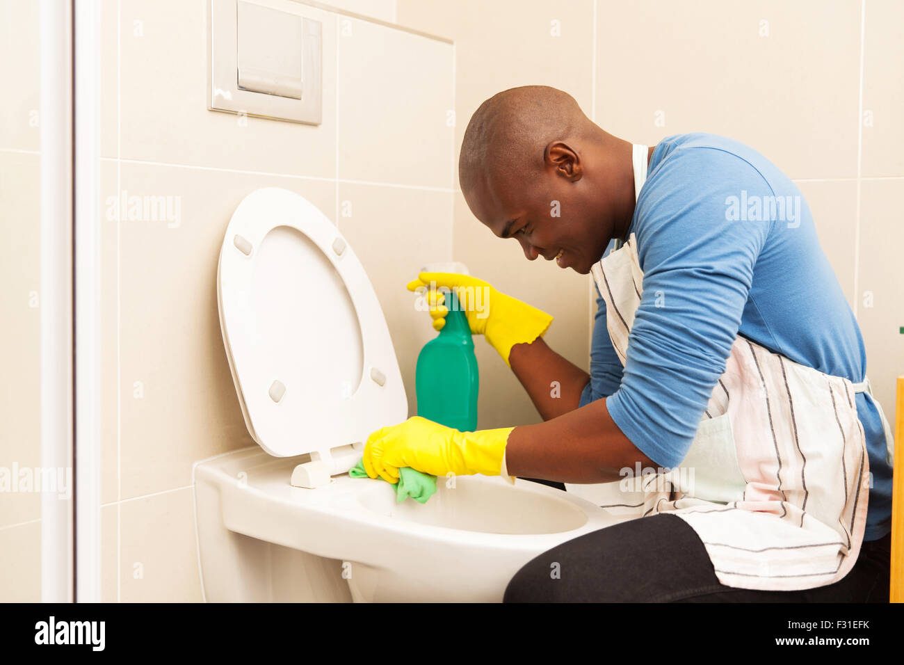 Hombre afroamericano aseo Limpieza en casa Fotografía de stock - Alamy