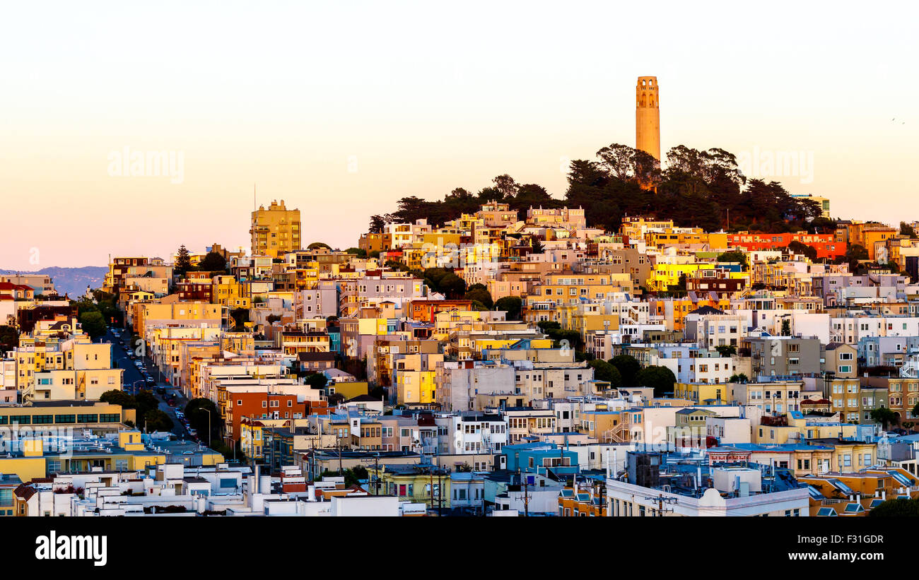 La torre Coit en san Francisco el paisaje al atardecer Foto de stock