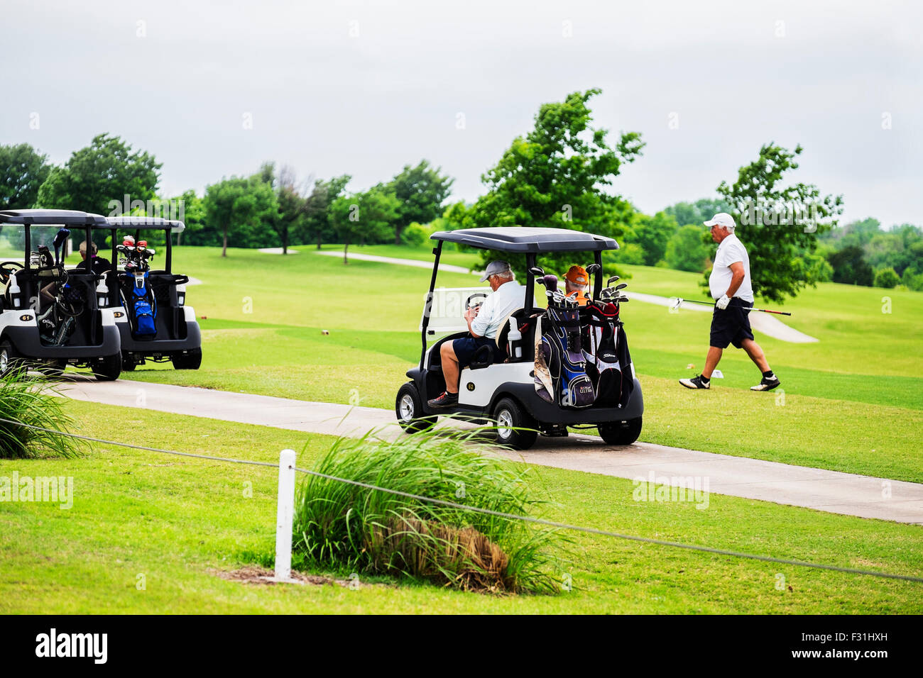 La gente se levanta alrededor y cerca de la línea un tee box durante un torneo de golf en Hefner Golf Course en Oklahoma City, Oklahoma, Estados Unidos. Foto de stock