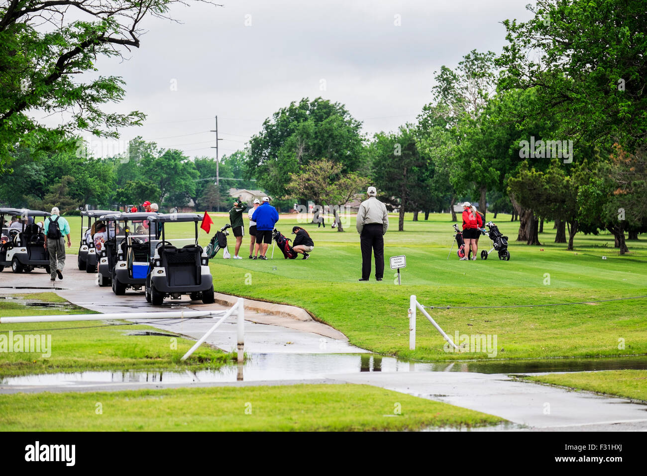 La gente se levanta alrededor y cerca de la línea un tee box durante un torneo de golf en Hefner Golf Course en Oklahoma City, Oklahoma, Estados Unidos. Foto de stock