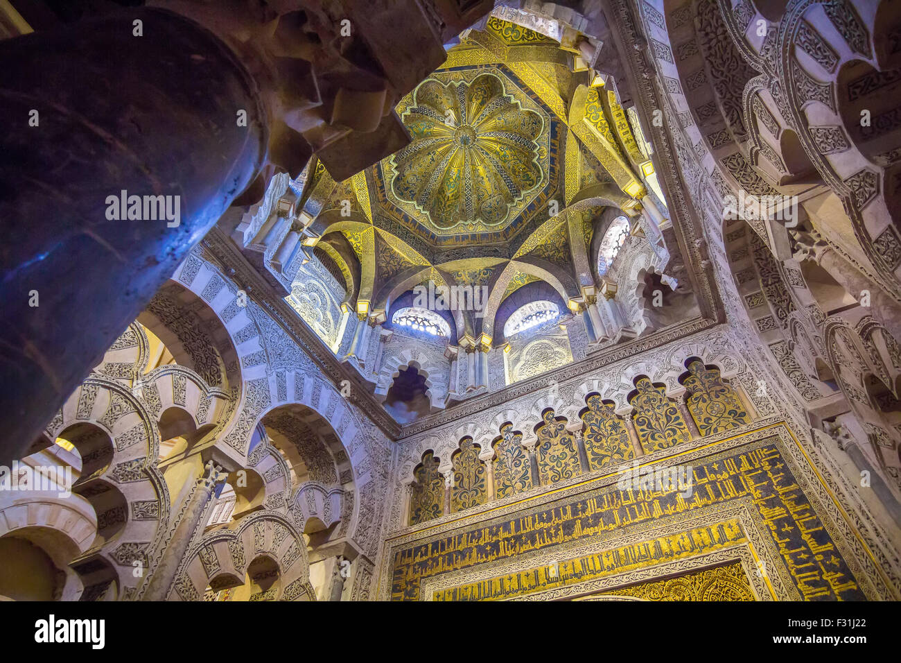 Estilo árabe muy techos decorados en la Mezquita de Córdoba, España Foto de stock