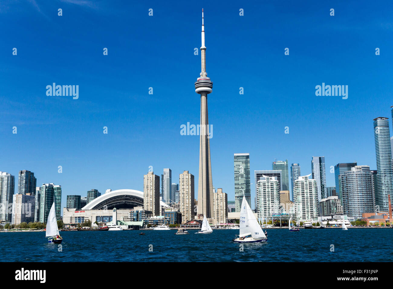 Horizonte de la ciudad de Toronto con Roger's Center y la torre CN a lo largo del Lago Ontario en Canadá Foto de stock