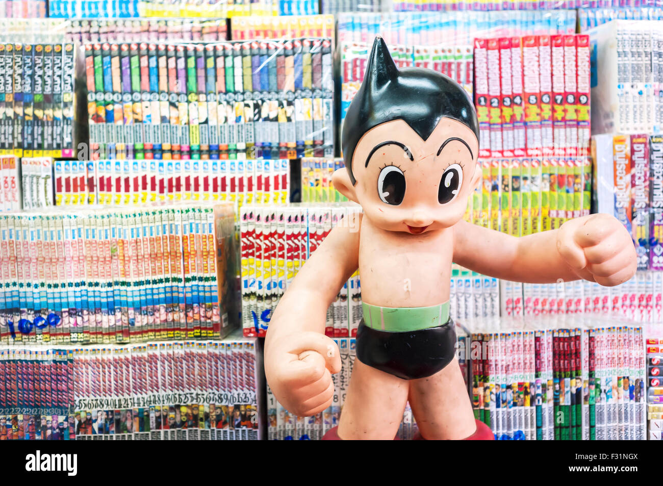 BANGKOK, TAILANDIA - marzo de 2015 - Un modelo de la manga de carácter "Astro Boy" está delante de una selección de libros en el mercado de Chatuchak, Bangkok Foto de stock