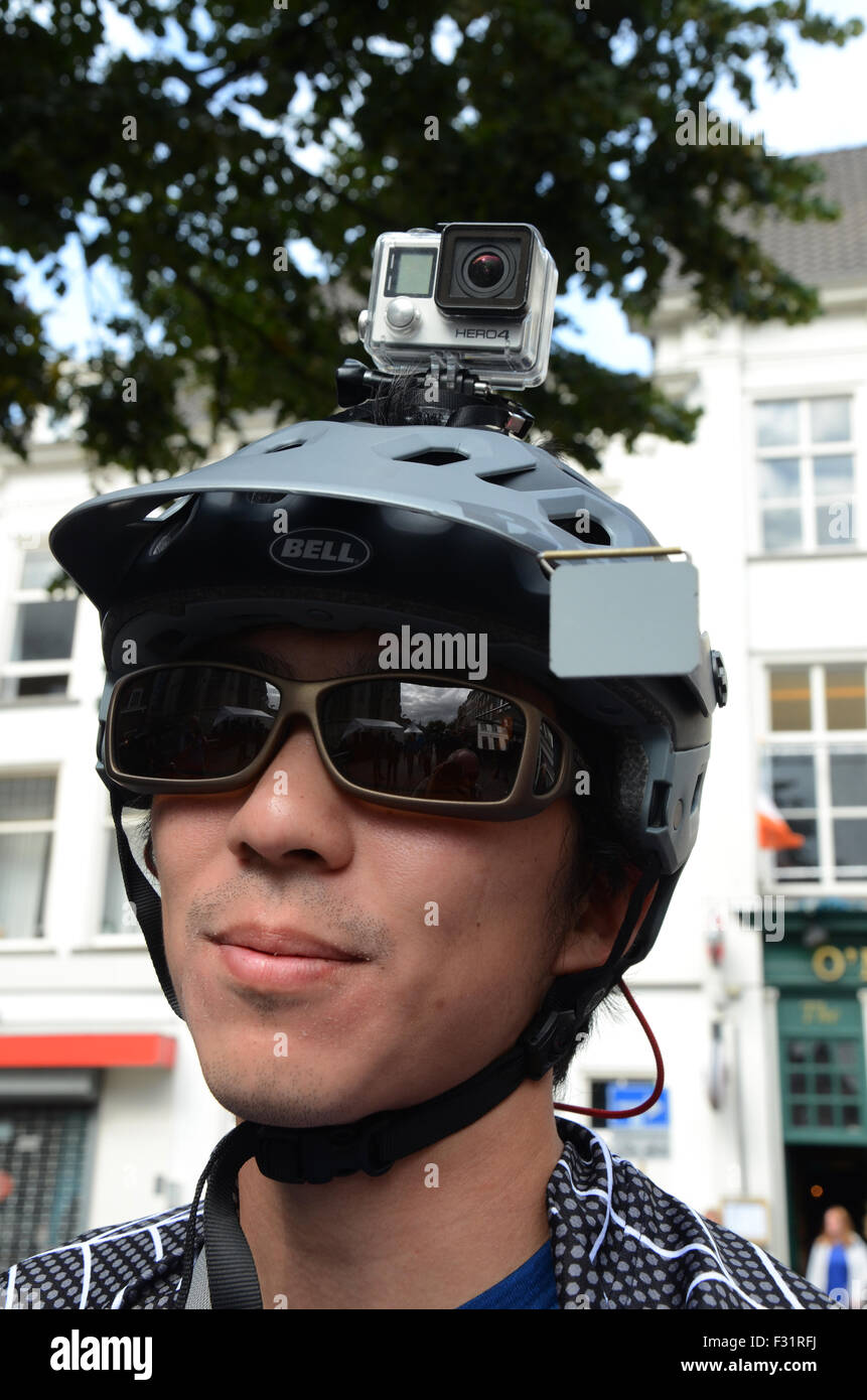 Ciclista con cámara de acción de Asia en su casco Foto de stock