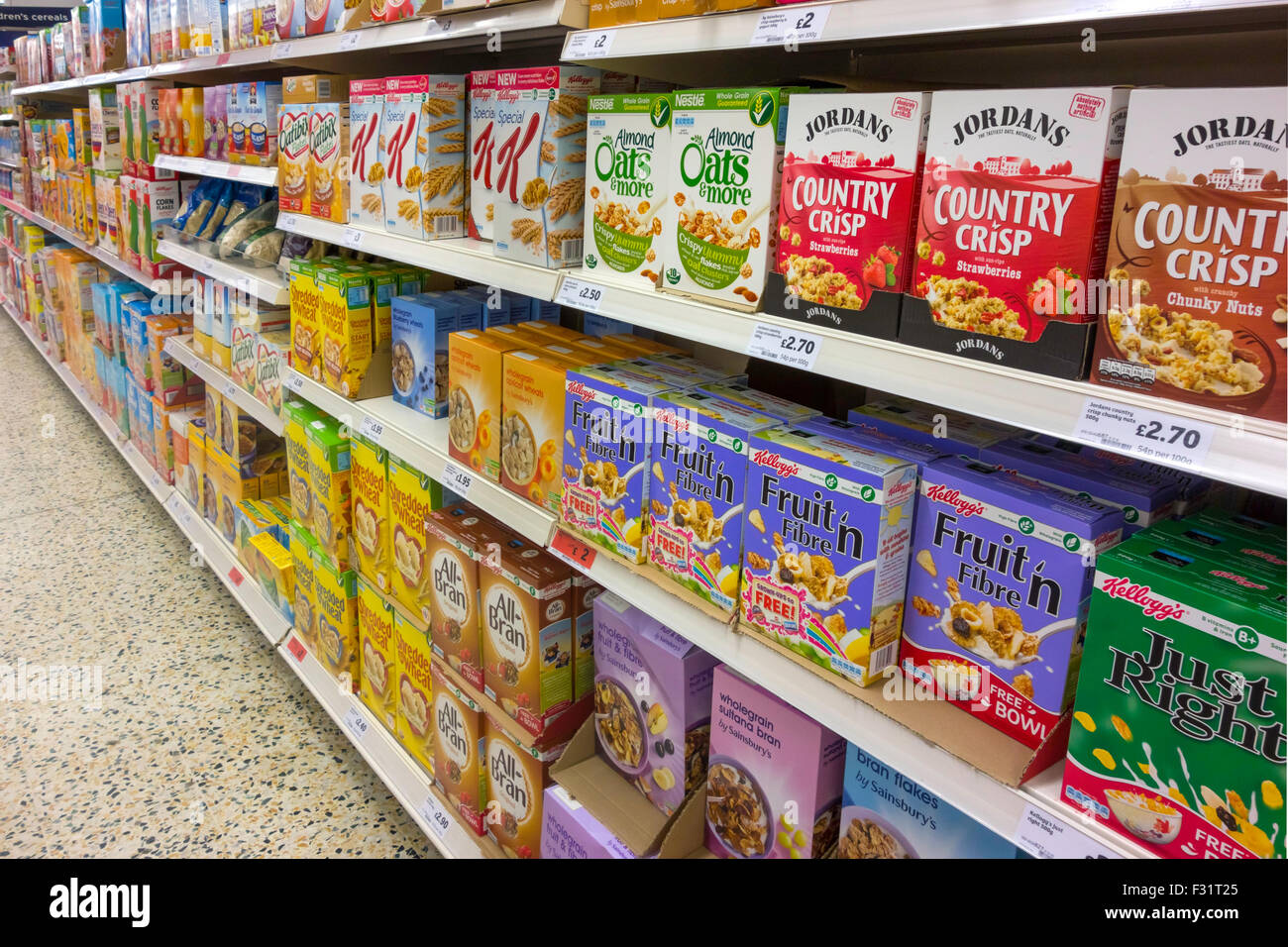 Supermercado Sainsbury's en North Yorkshire, Inglaterra (RU) Visualización de cereales para el desayuno en los estantes Foto de stock