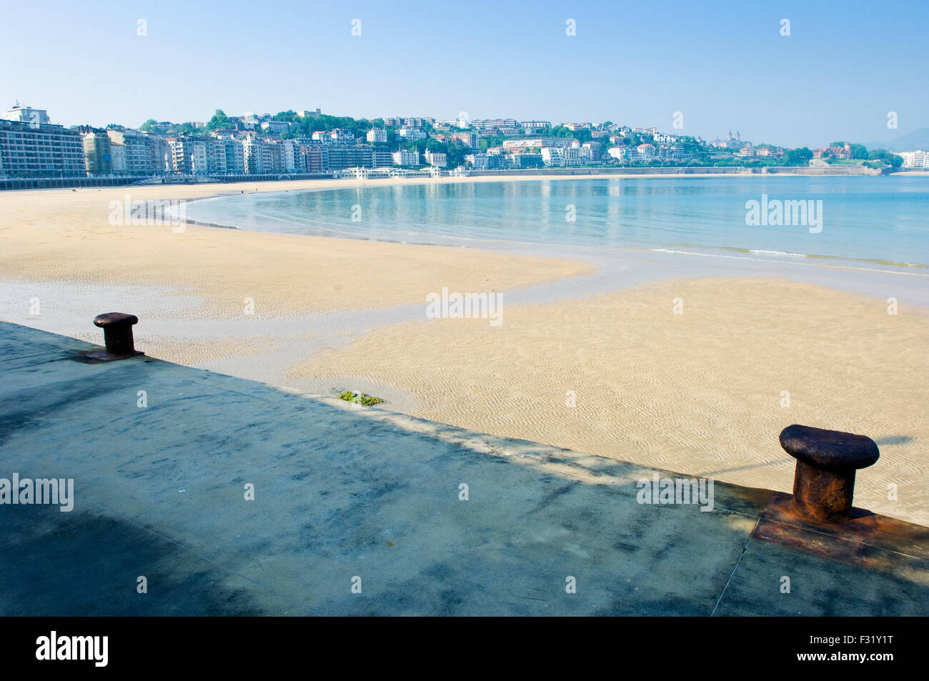 San Sebastián mirando hacia la bahía de La Concha y de la playa Foto de stock