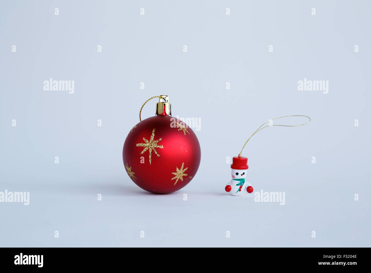 Adornos de madera roja y un muñeco de nieve con alegría juntos. Foto de stock