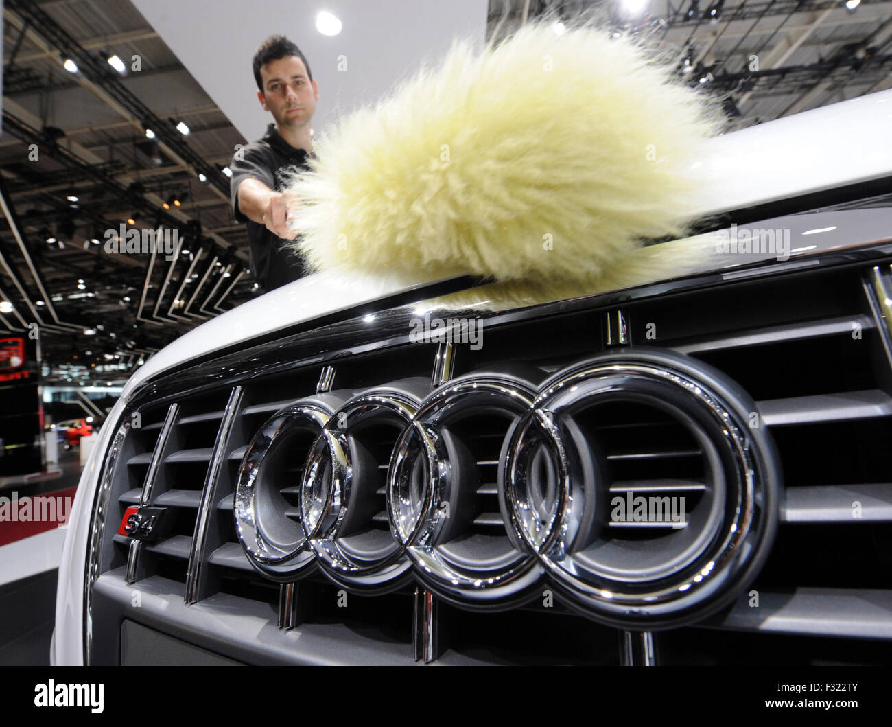 Un Audi S4 es representada por delante del Paris Motor Show en París, Francia, 02 de octubre de 2008. La bienal auto show presenta las últimas tendencias del 04 al 19 de octubre. Foto: ULI DECK Foto de stock