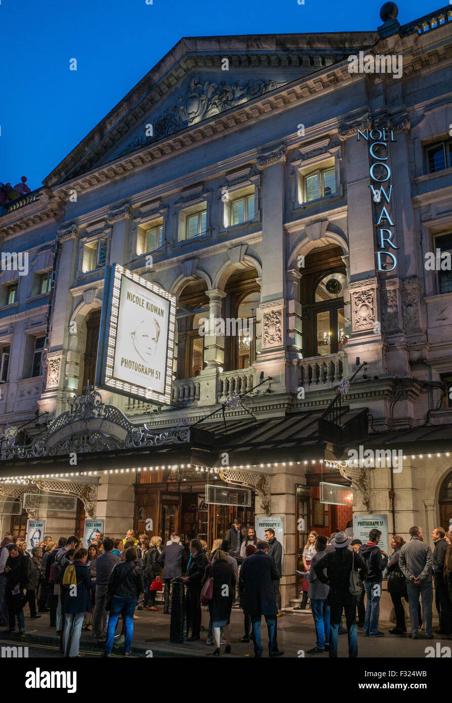 Fotografía 51 en Noel Coward Theatre en Gran Bretaña Foto de stock