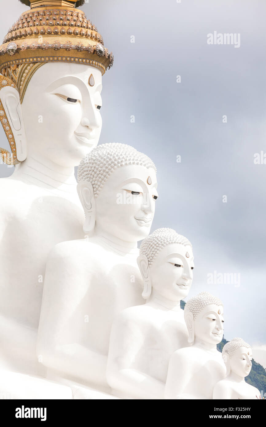 En las montañas de Khao Klo es un nuevo cinco Buda blanco apareciendo cerca uno del otro Foto de stock