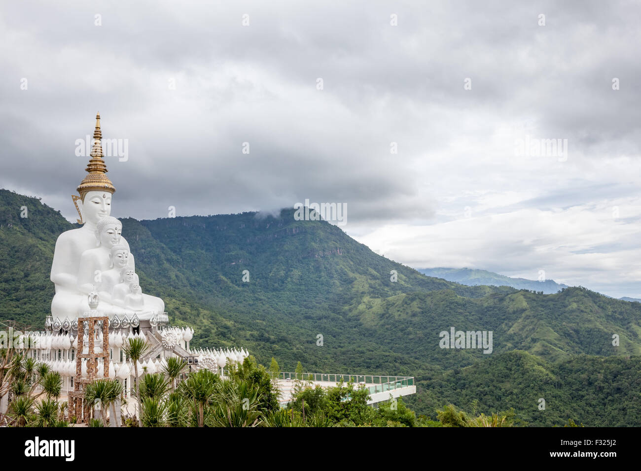 En las montañas de Khao Klo es un nuevo cinco Buda blanco apareciendo cerca uno del otro Foto de stock