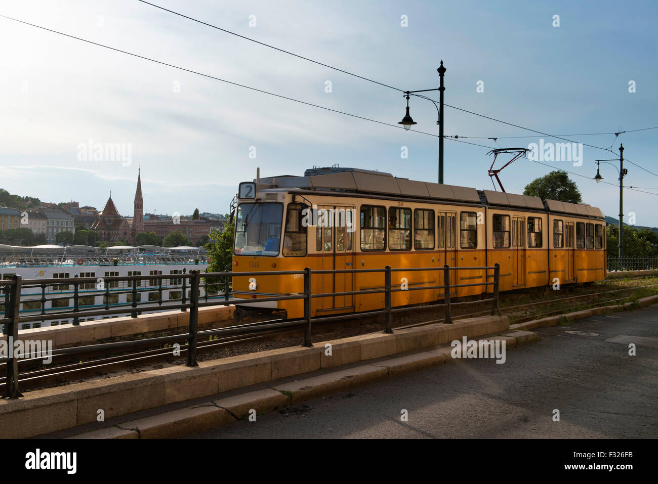 Tranvía amarillo de Budapest, Hungría Foto de stock
