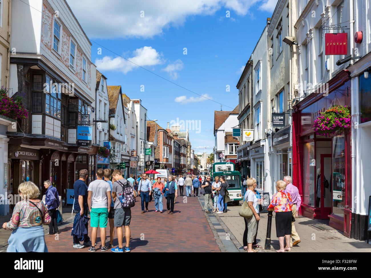 Tiendas de High Street, en el centro histórico de la ciudad, Canterbury, Kent, Inglaterra, Reino Unido. Foto de stock